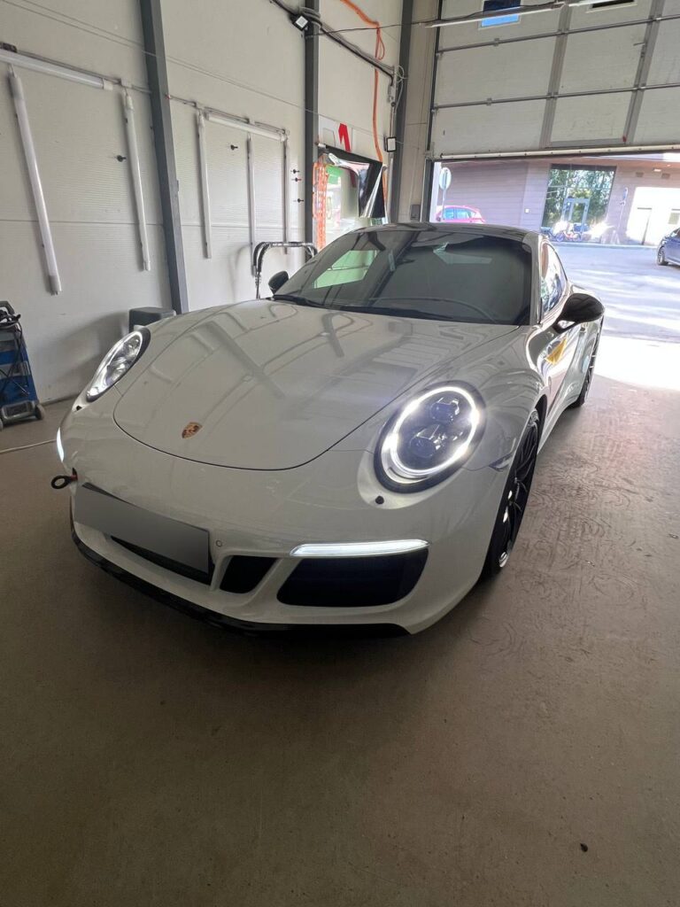 Porsche 911 Carrera 4 GTS