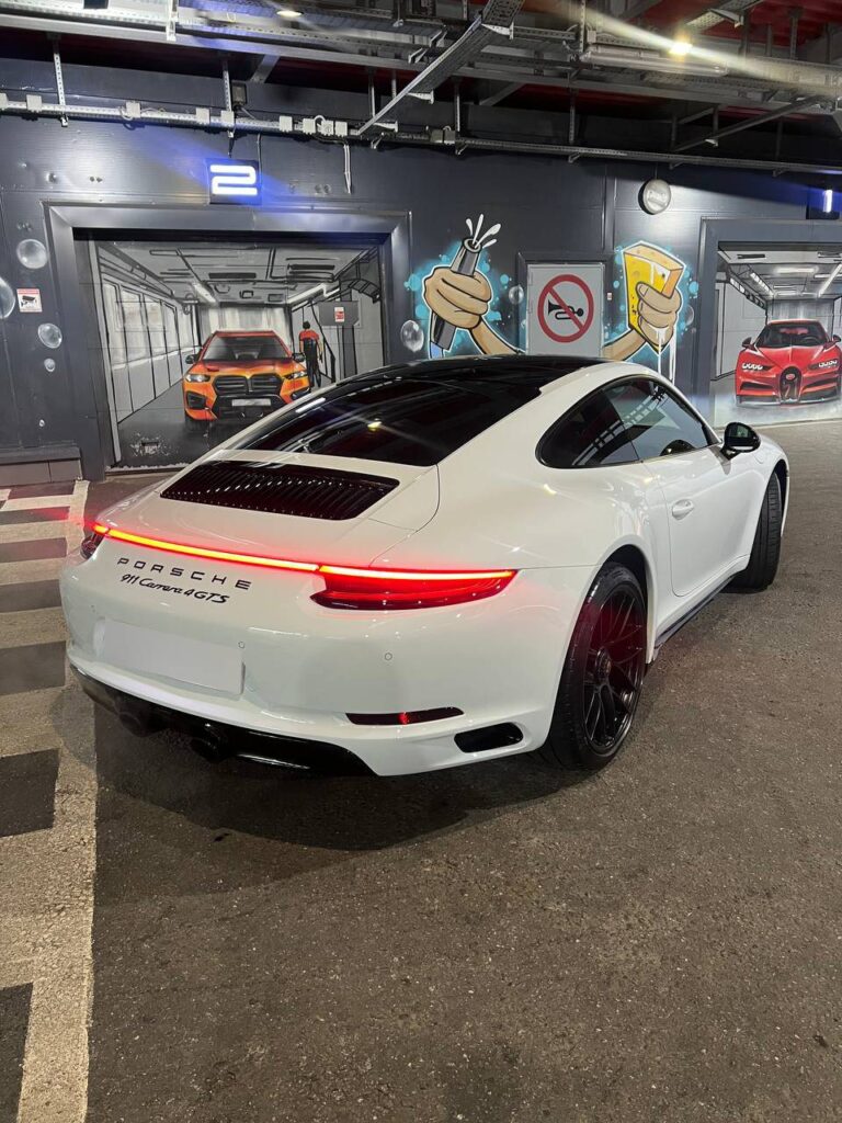 Porsche 911 Carrera 4 GTS
