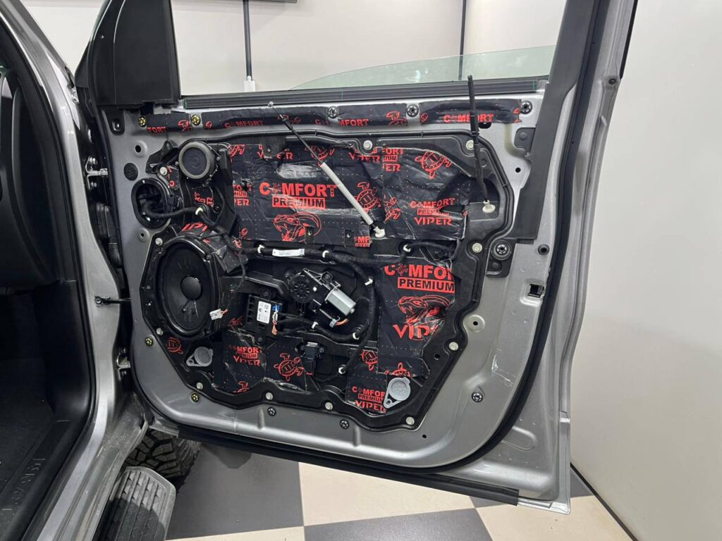 RAM 1500 – яркий перешив салона и багажника в премиальный красный - фото 51